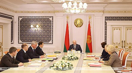 "Нам нужны действительно государственные люди" - у Лукашенко вновь обсуждают законодательство о госслужбе