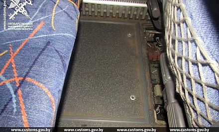 Перевозчик пытался ввезти через таможню спрятанные в полости автобуса товары