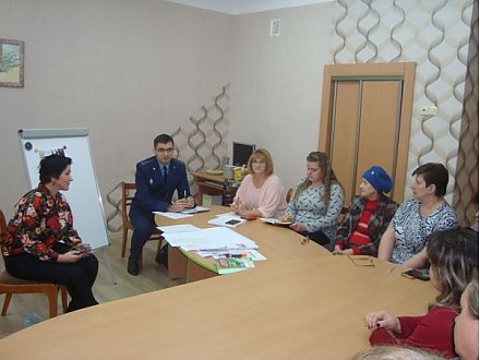 В Радунском социально-педагогическом центре прошло заседание клуба «Гармония» для приемных родителей по теме насилия в семье.