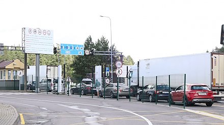 Ситуация на границе с Литвой обостряется: за сутки очередь легковушек на въезд в соседнюю страну увеличилась в 10 раз