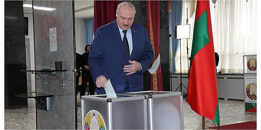 Александр Лукашенко проголосовал на референдуме по обновленной Конституции