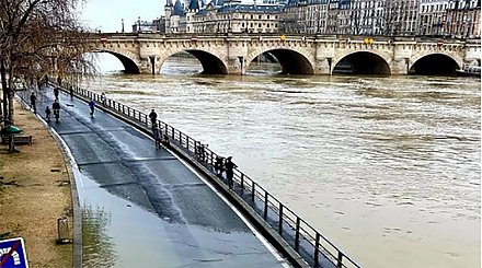 Сена разлилась и затопила набережные в центре Парижа