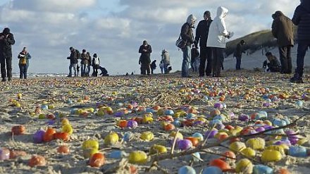 На немецкий пляж вынесло прибоем тысячи «Киндер-Сюрпризов»