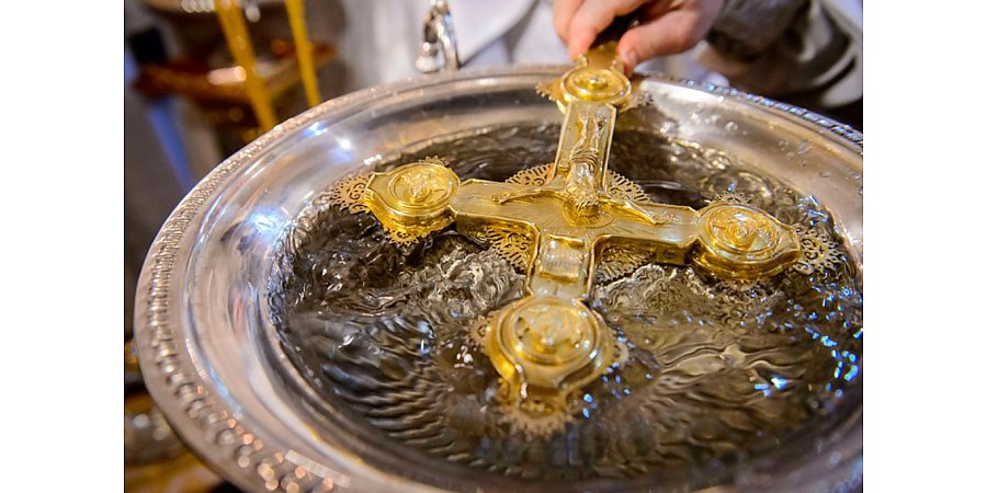 Нельзя оставлять обувь за порогом дома и подавать четное количество блюд: как правильно праздновать Крещение-2024