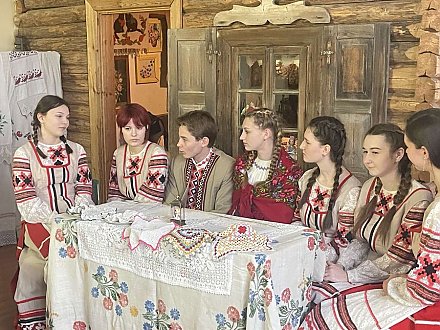 Традыцыі і сучаснасць. Забалацкія школьнікі інсцэніравалі старабеларускі абрад каляднай варажбы