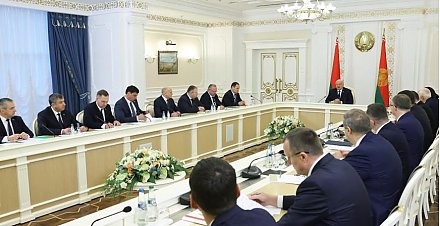 Александр Лукашенко заявил о необходимости установить единые жесткие правила игры для пассажирских автоперевозок