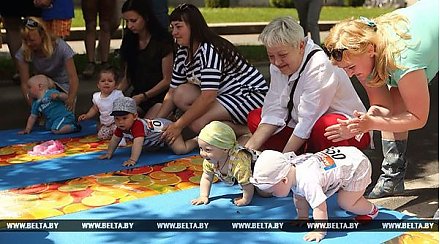 В Гродно в символических забегах соревновались невесты и груднички