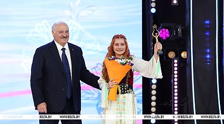 Гран-при детского музыкального конкурса получила белоруска Елизавета Цуприк. Награду вручил Александр Лукашенко
