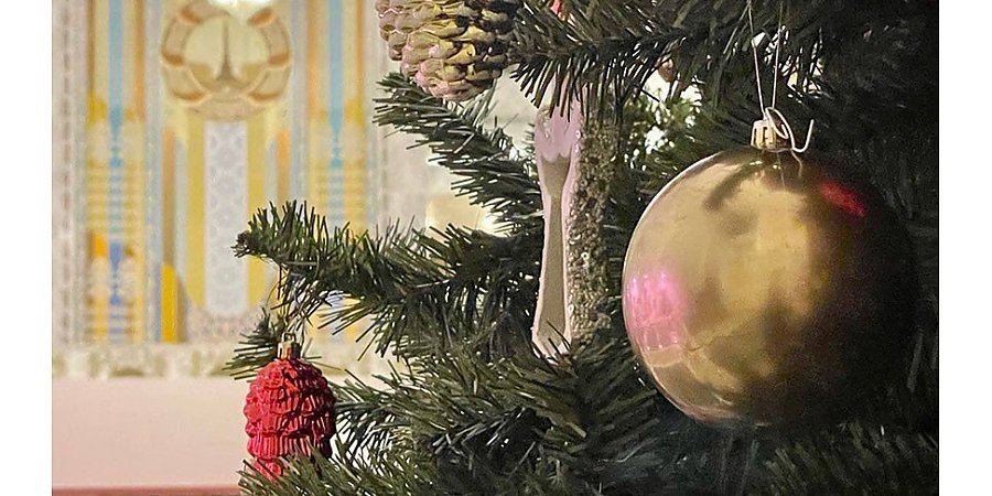 Экономно, но красиво. Новогодняя елка во Дворце Независимости уже несколько лет радует гостей