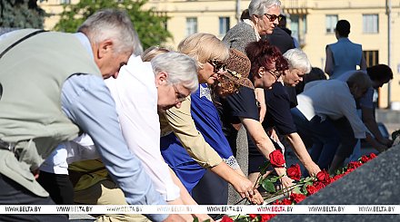 Народное возложение цветов и венков к монументу Победы проходит в Минске 