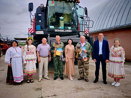 Герои большой страды. В Вороновском районе в рядах комбайнеров и водителей-тысячников пополнение 
