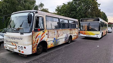 Два брендированных автобуса ко Дню белорусской письменности подготовили в "Гомельоблавтотрансе"