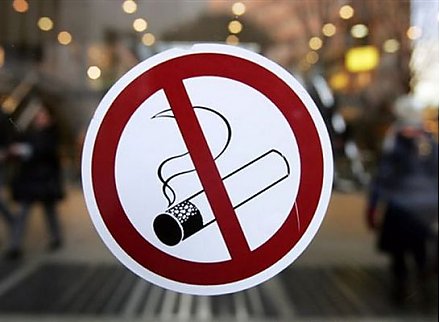 В Беларуси планируется полностью запретить курение на остановках и детских площадках