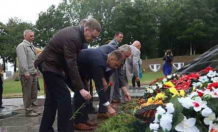 Журналисты республиканских и региональных средств массовой информации возложили цветы к мемориальному комплексу «Звезда» в Кореличах