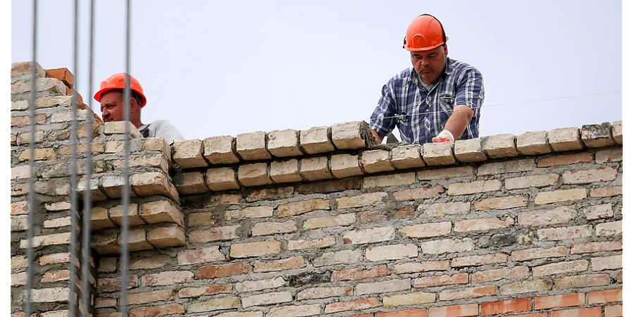 В Беларуси пересмотрели оплату труда строителей