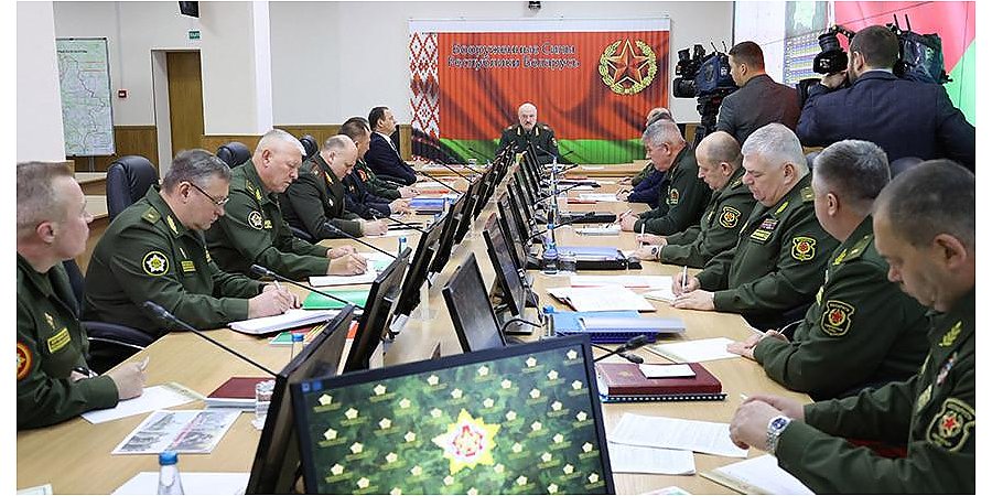 Александр Лукашенко: мы не бряцаем оружием, но если кто-то к нам с ружьем придет, нам есть чем ответить