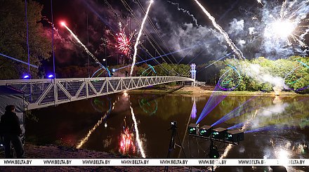 Самый длинный в Беларуси подвесной пешеходный мост открыли в Мостах после реконструкции