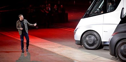 Илон Маск показал «выносящий мозг» грузовик и электрический суперкар