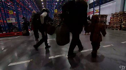 Накормили кашей с говядиной и осмотрели пострадавших. Как относятся к беженцам в логистическом центре?