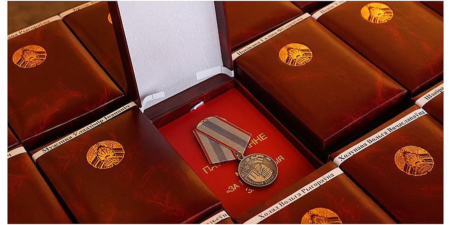 Роман Головченко вручил госнаграды представителям различных сфер