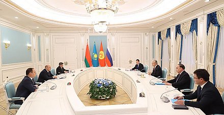 Роман Головченко передал Касыму-Жомарту Токаеву приглашение Президента Беларуси посетить республику с официальным визитом