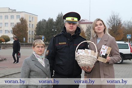 «Предъявите… улыбку». В День отца активисты Вороновского районного комитета БРСМ совместно с ГАИ провели добрую акцию «Папа, улыбнись!»