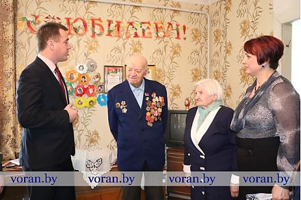 На Вороновщине ветеранов Великой Отечественной войны посетили на дому и поздравили с Днем Победы