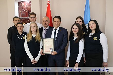 Забвению не подлежит. Ученики Начской средней школы передали председателю Вороновского райисполкома Василию Шлыку благодарственное письмо и значок «80 лет. ПОБЕДА» от имени бывшей малолетней узницы Зои Борисенко