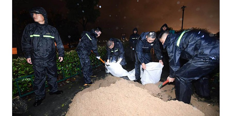 В Китае эвакуировали более 1,65 млн человек из-за шторма "Иньфа"