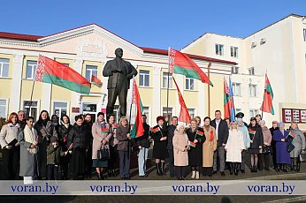 В 108-ю годовщину Октябрьской революции в Вороново возложили цветы к памятнику В.И. Ленину