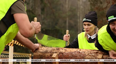 "Ребята молодцы, девчонки - вообще пушка". Команда блогеров об атмосфере на чемпионате по колке дров