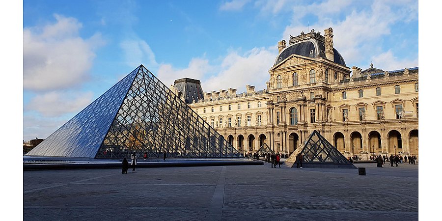 Грабители разбили окна в Лувре и унесли ювелирные украшения. Музей закрыт для посетителей