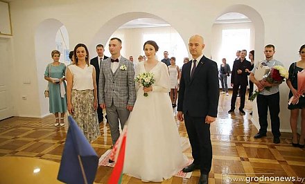 Пара из Гродно приурочила свадьбу ко Дню города. Поздравить молодоженов приехал заместитель министра юстиции