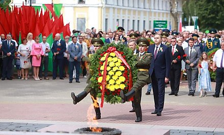 В День Независимости в Гродно возложили цветы к Вечному огню