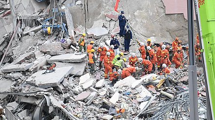 В результате обрушения отеля в Китае погибли 10 человек