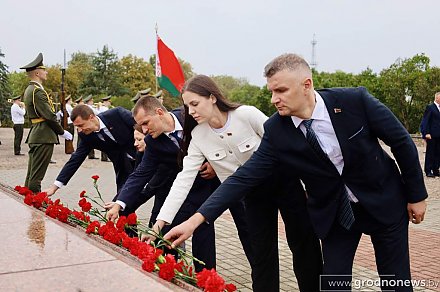 Прокуроры всех областей Беларуси возложили цветы на Кургане Славы в Гродно