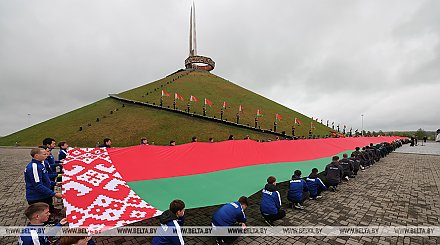 Под звуки марша. На Кургане Славы пронесли 100-метровое полотнище государственного флага 