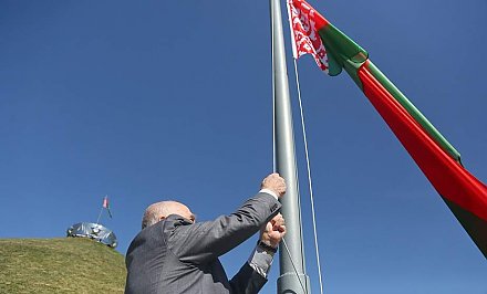 Государственный флаг подняли на Кургане Славы в Гродно. В церемонии участвовал председатель ветеранской организации Октябрьского района Владимир Тютюнник