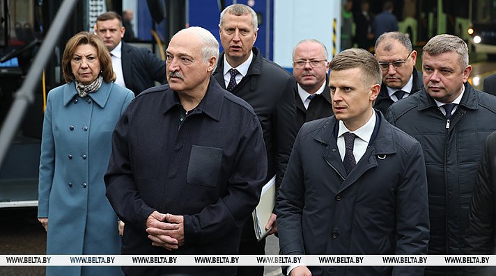 "Техника красивая, дизайн неплохой". Александр Лукашенко оценил отечественные автобусы и троллейбусы