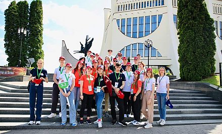 Фотофакт: экскурсию по историческому центру Гродно провели для участников патриотического проекта «Поезд Памяти»
