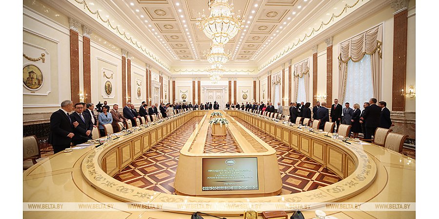 О смыслах Дня народного единства. Александр Лукашенко проводит большую встречу с идеологическим активом и экспертами