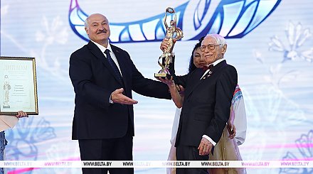 Александр Лукашенко вручил двум композиторам спецнаграды "Через искусство - к миру и взаимопониманию"