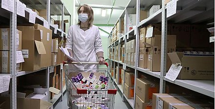 В аптечной сети и на складах запас лекарств рассчитан на 1,5-3 месяца, по некоторым позициям - до полугода