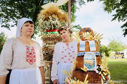 Символы богатого урожая. Выставка снопов и караваев проходит на областном празднике тружеников села в Волковыске