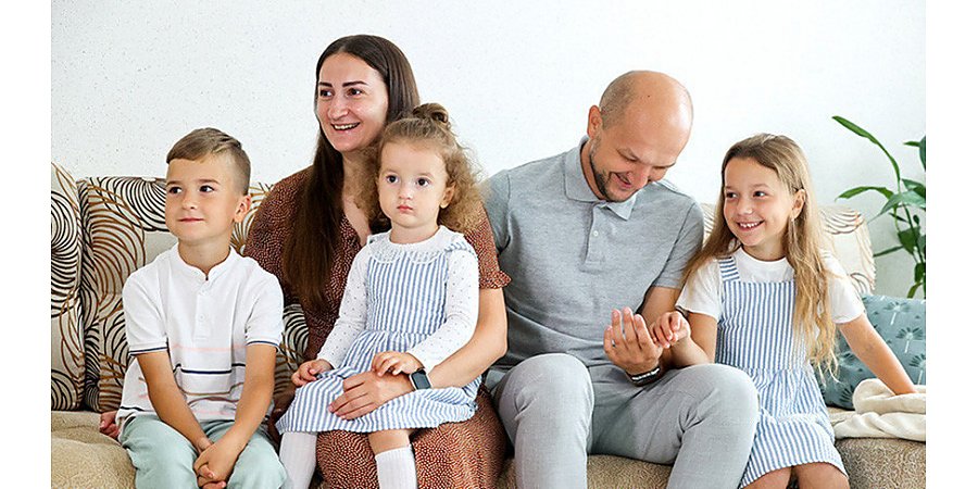 Минтруда: определен порядок сокращения рабочего дня на один час для многодетных родителей