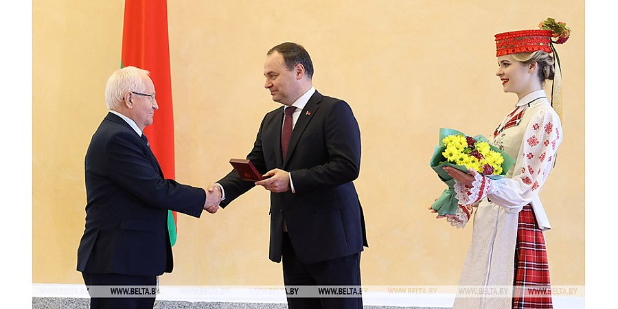 Головченко вручил госнаграды работникам системы образования