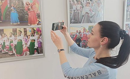 Единство в каждом кадре. В Гродно открылась фотовыставка, посвященная истории фестиваля национальных культур