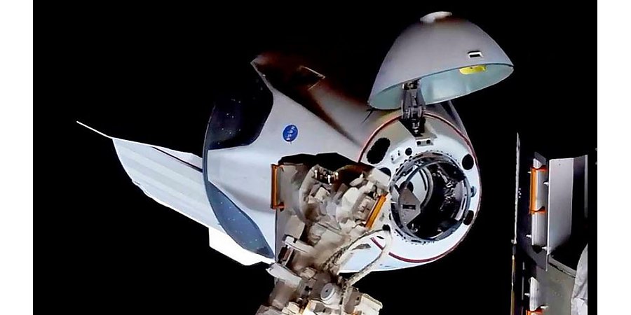 Корабль Crew Dragon с четырьмя астронавтами вернулся на Землю