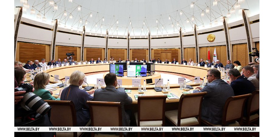 Белорусская партия "Белая Русь" создает молодежное движение "Искра"