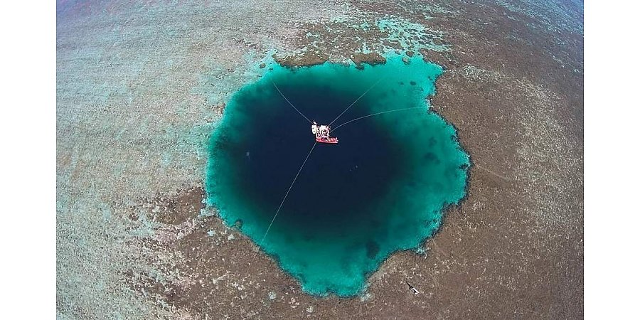 Ученые обнаружили вторую по величине в мире голубую дыру